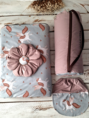 Śpiworek do przedszkola z falbanką 140x75cm skrzydlaty jednorożec