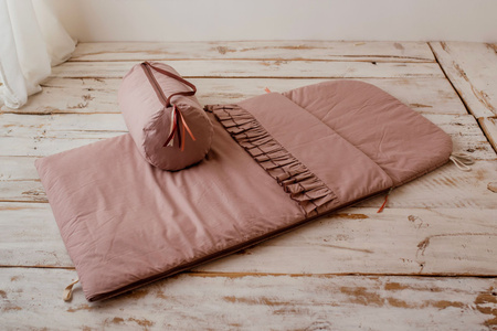  Śpiworek do przedszkola dla dziewczynki z falbankami Różowy  z poduszką kwiatek