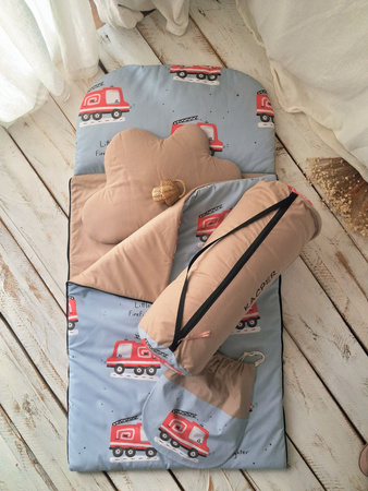 Śpiworek do przedszkola  140x75cm wozy strażacie