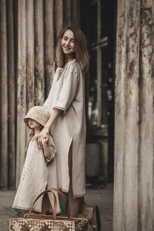Sukienka Lniana dla dziewczynki z Koronką w Stylu Boho