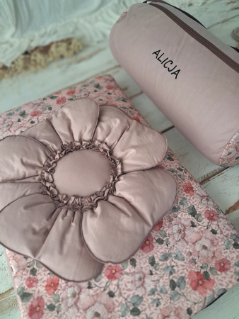 Śpiworek do przedszkola z falbanką 140x75cm różany ogród