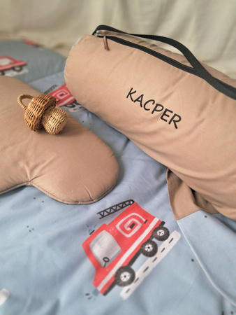 Śpiworek do przedszkola  140x75cm wozy strażacie