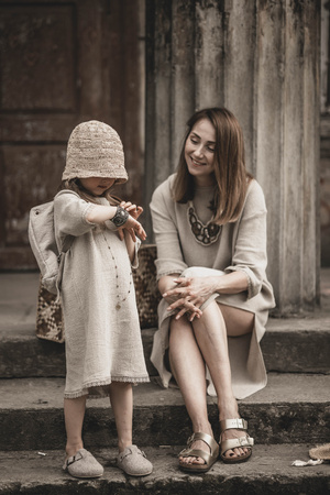 Sukienka Lniana dla dziewczynki z Koronką w Stylu Boho