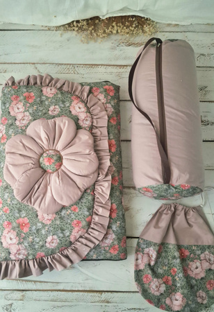 Śpiworek do przedszkola z falbanką 140x75cm różany wiosenne kwiaty