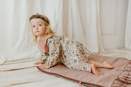  Śpiworek do przedszkola dla dziewczynki z falbankami Różowy  z poduszką kwiatek