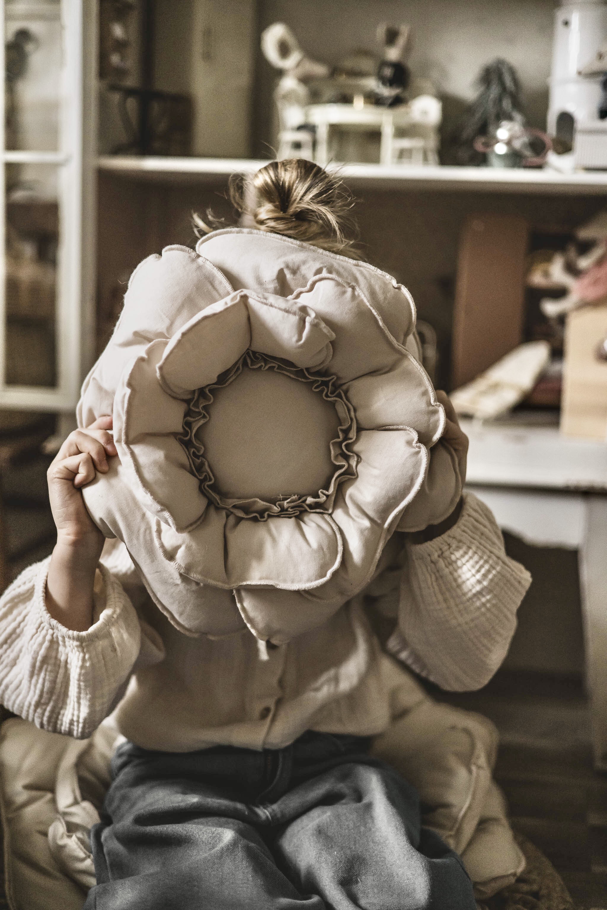 Duża poduszka dekoracyjna 60×60 kwiat beżowa