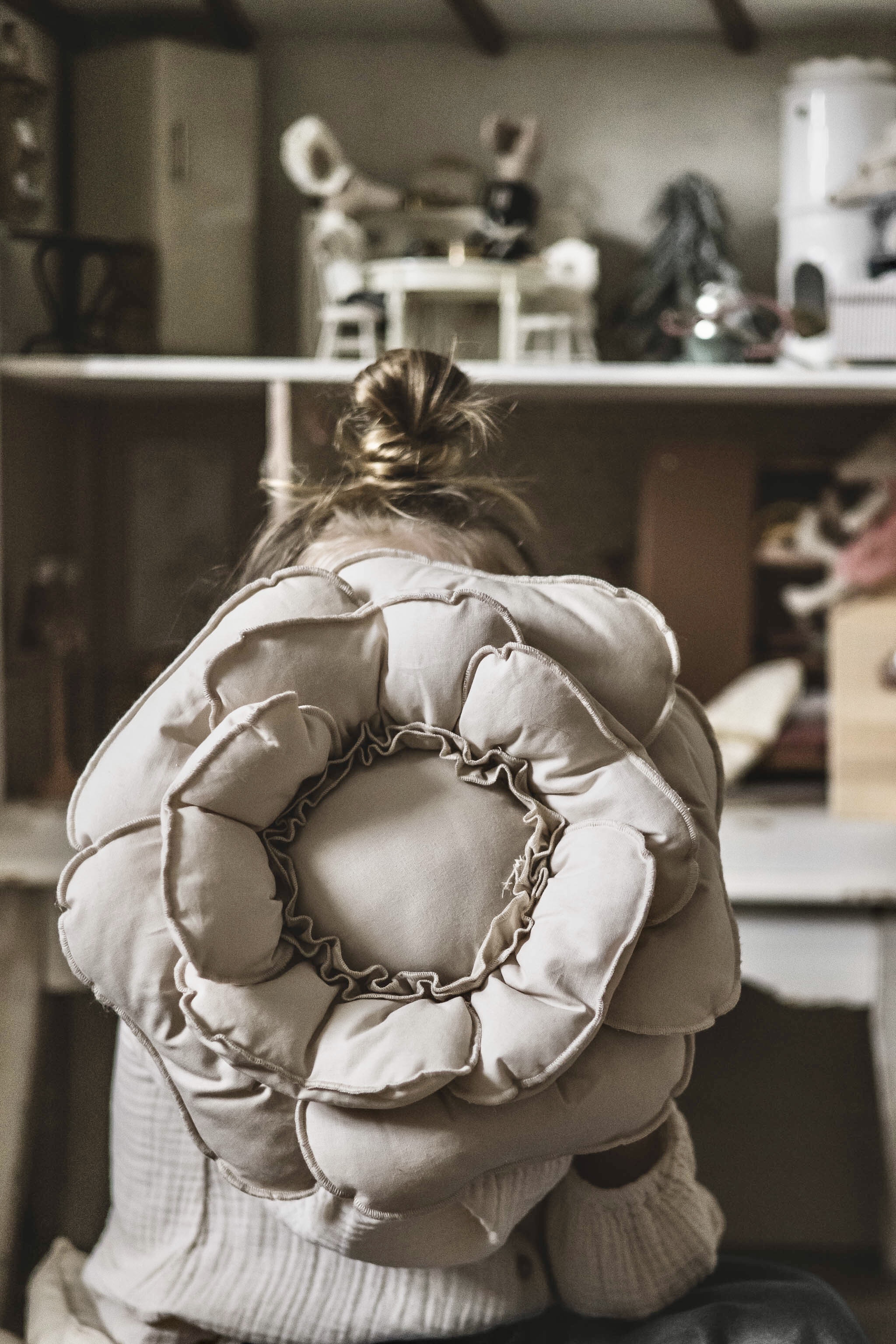 Duża poduszka dekoracyjna 60×60 kwiat beżowa