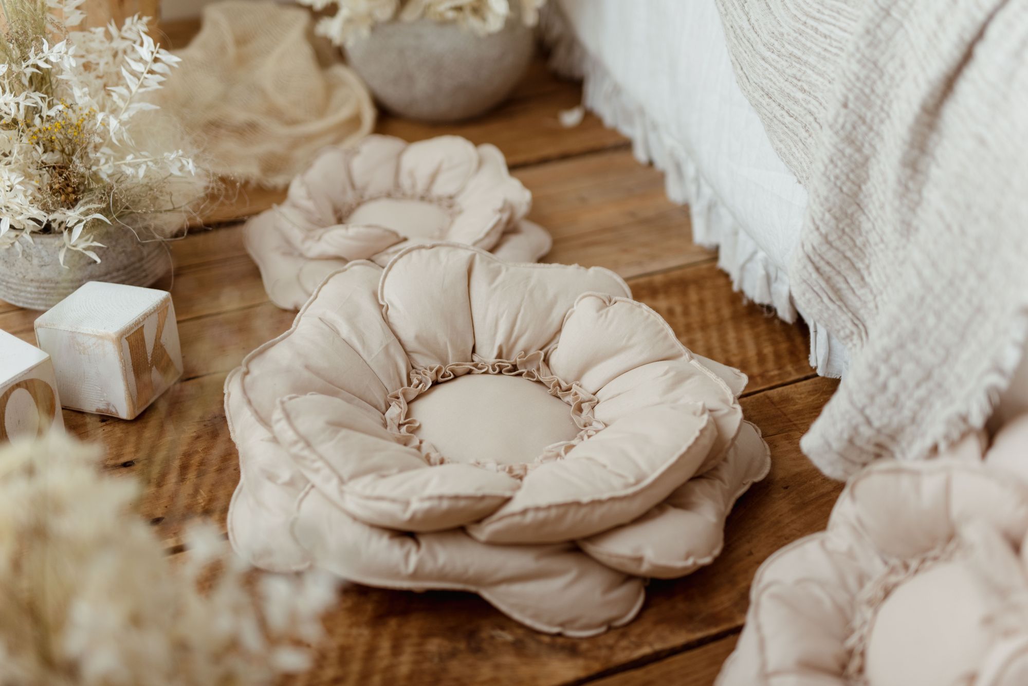 Duża poduszka dekoracyjna 60×60 kwiat beżowa