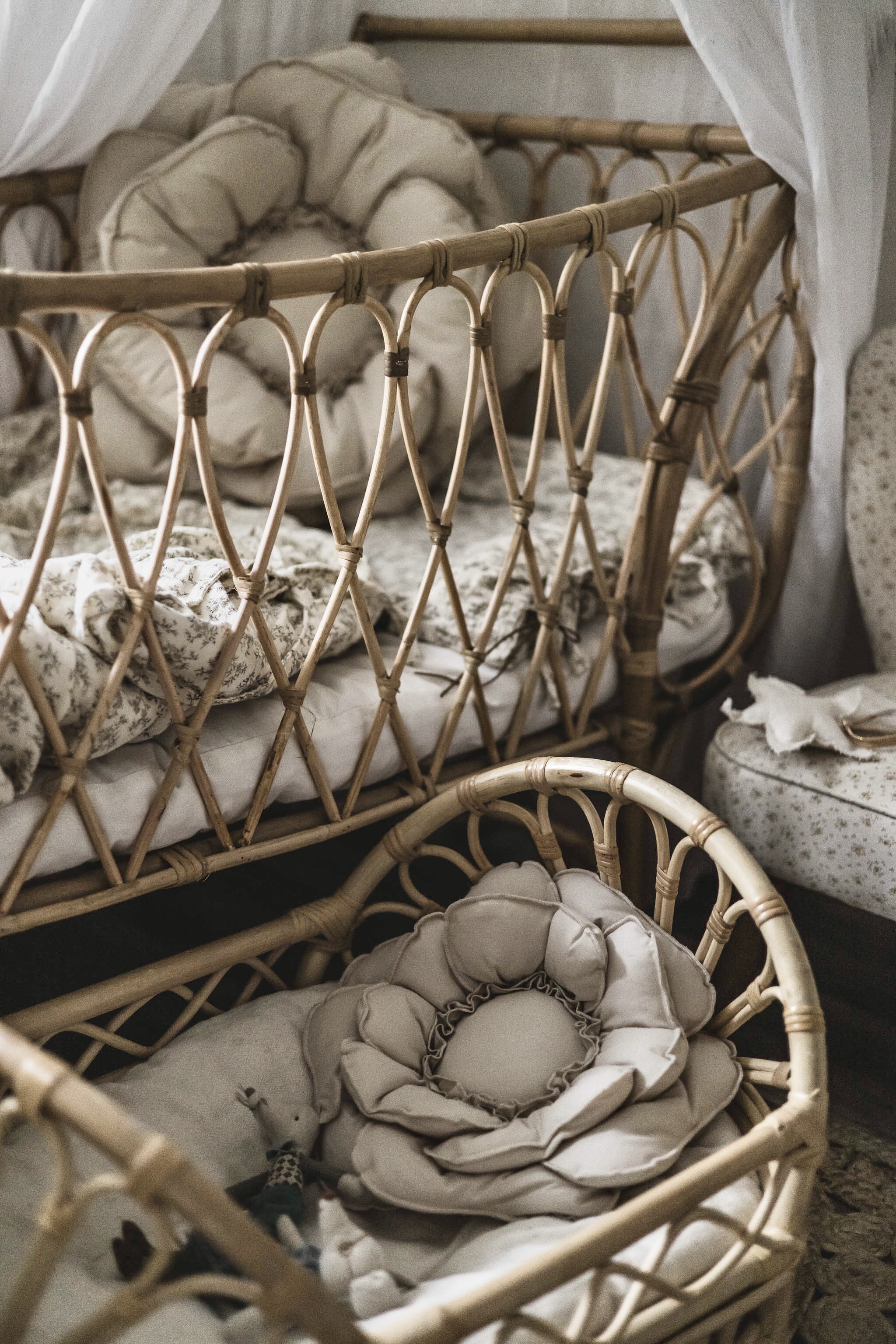 Duża poduszka dekoracyjna 60×60 kwiat beżowa