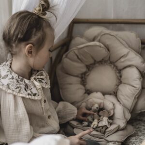 Duża poduszka dekoracyjna 60×60 kwiat beżowa