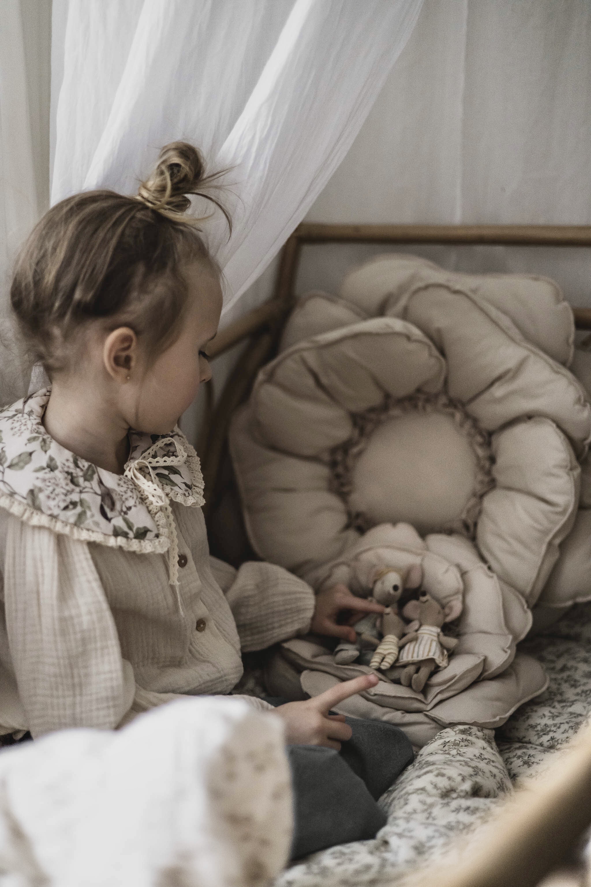 Duża poduszka dekoracyjna 60×60 kwiat beżowa