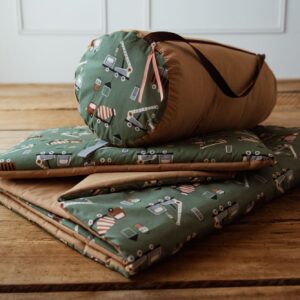 Kocyk bawełniany do przedszkola dla chłopca z poduszką auta zielone carmel