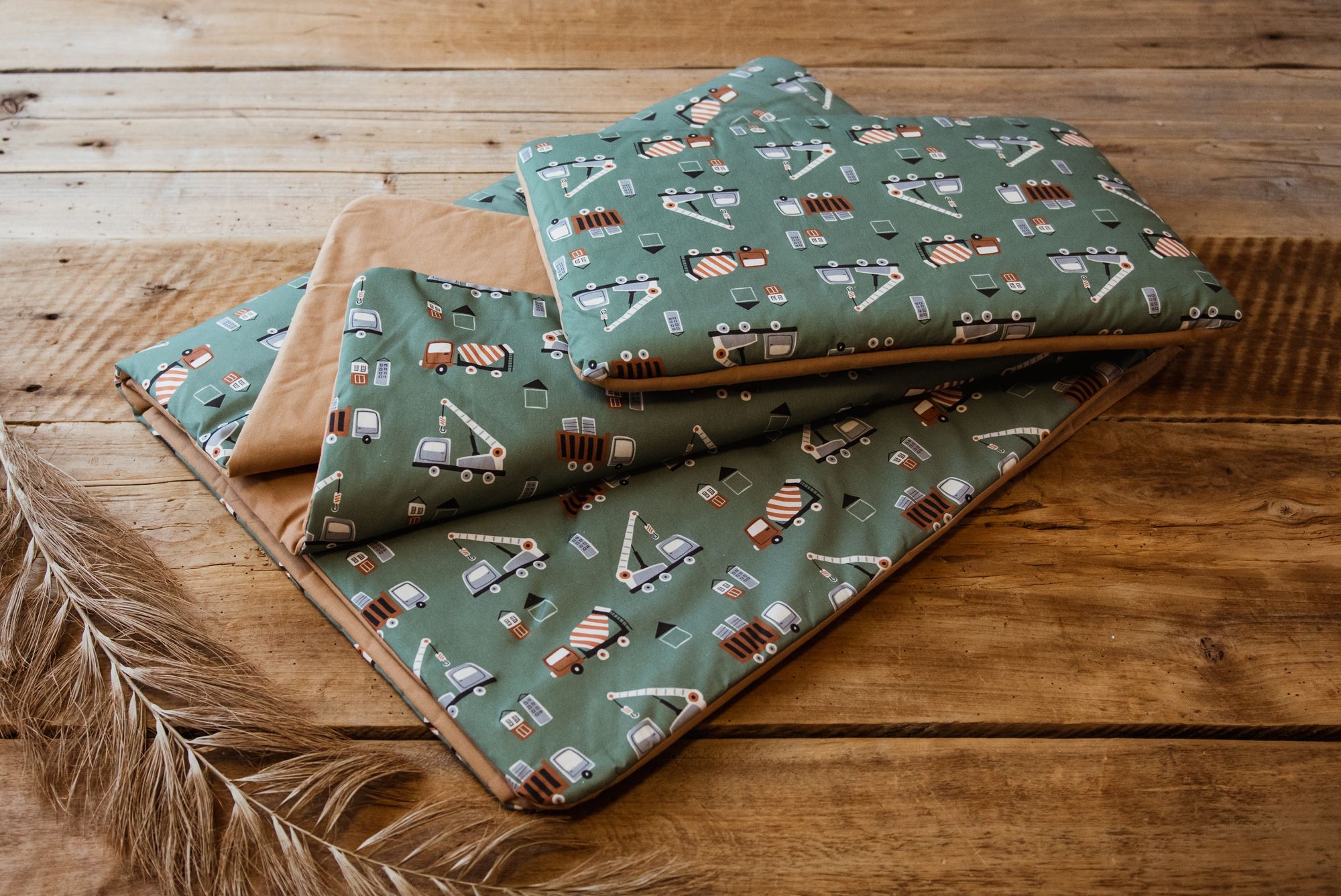 Kocyk bawełniany do przedszkola dla chłopca z poduszką auta zielone carmel