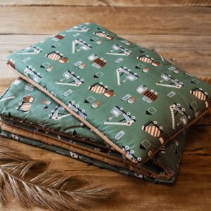 Kocyk bawełniany do przedszkola dla chłopca z poduszką auta zielone carmel