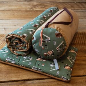 Kocyk bawełniany do przedszkola dla chłopca z poduszką auta zielone carmel