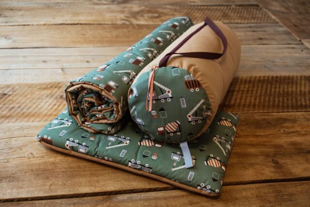 Kocyk bawełniany do przedszkola dla chłopca z poduszką auta zielone carmel