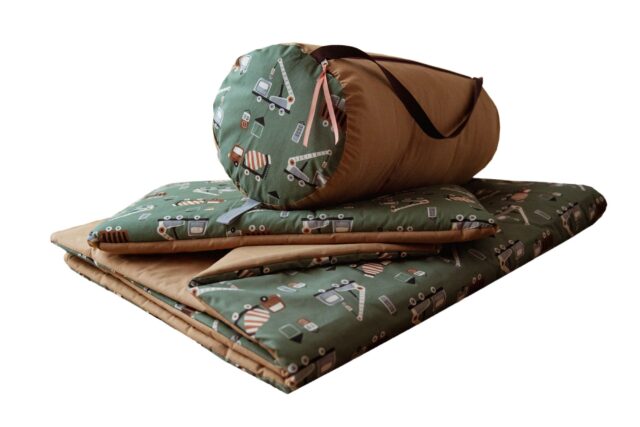 Kocyk bawełniany do przedszkola dla chłopca z poduszką auta zielone carmel