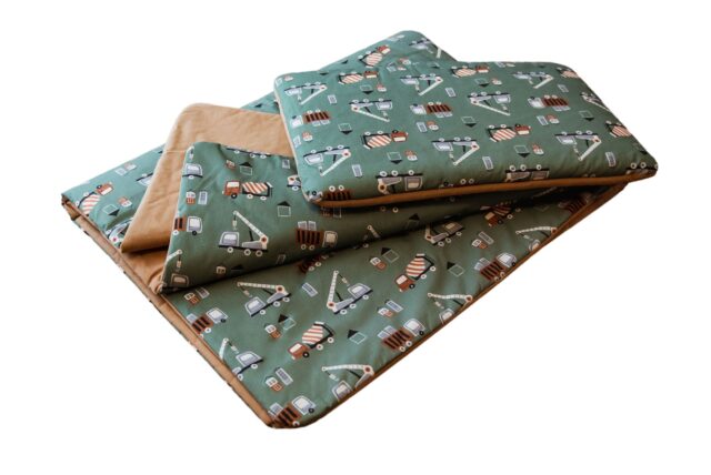 Kocyk bawełniany do przedszkola dla chłopca z poduszką auta zielone carmel
