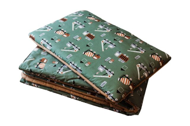 Kocyk bawełniany do przedszkola dla chłopca z poduszką auta zielone carmel