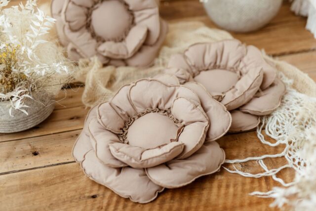 Poduszka kwiat beżowa 60×60cm