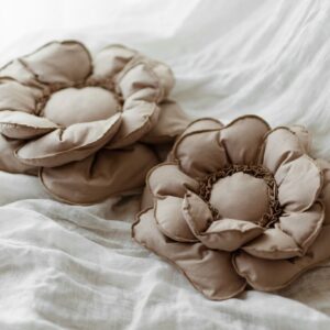 Poduszka kwiat beżowa 60×60cm