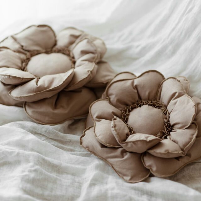 Poduszka kwiat beżowa 60×60cm