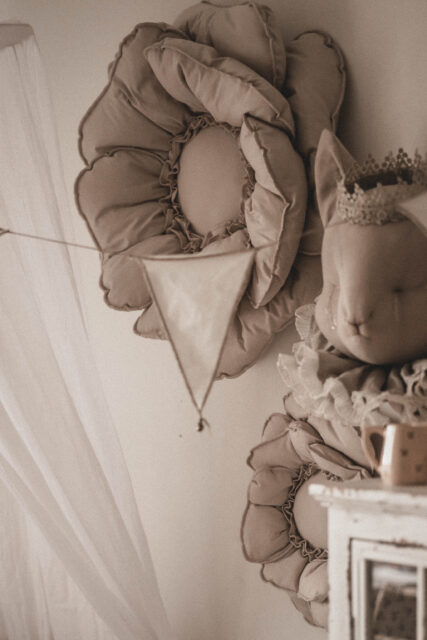 Poduszka kwiat beżowa 60×60cm