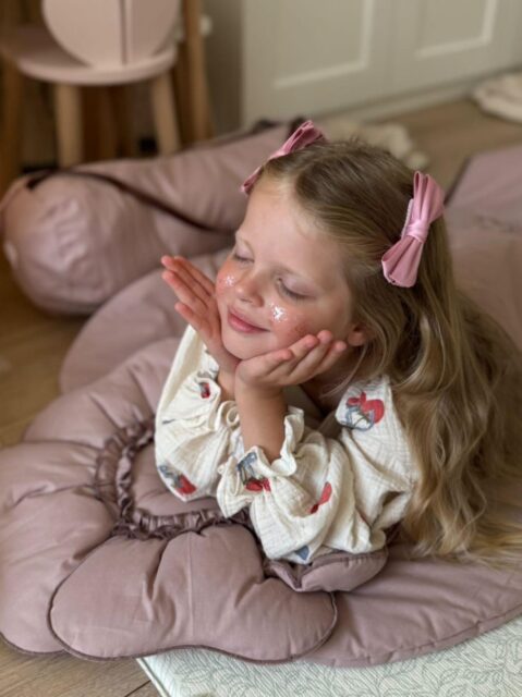 Śpiworek do przedszkola dla dziewczynki z falbankami różowy