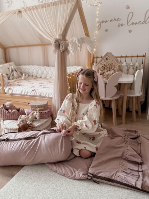 Śpiworek do przedszkola dla dziewczynki z falbankami różowy