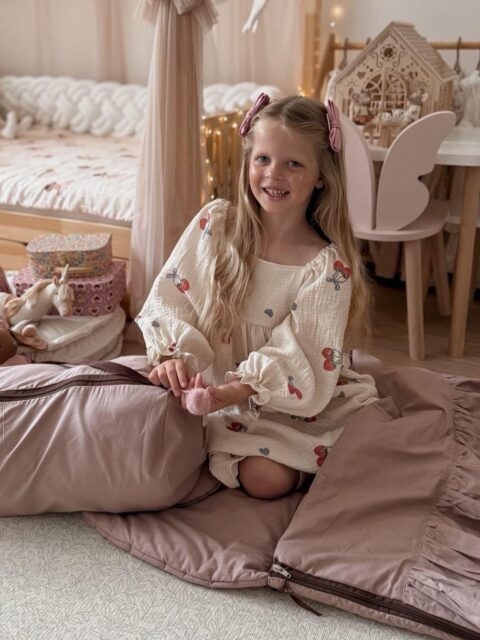 Śpiworek do przedszkola dla dziewczynki z falbankami różowy