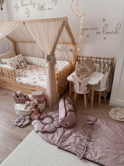 Śpiworek do przedszkola dla dziewczynki z falbankami różowy