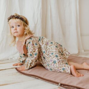 Śpiworek do przedszkola dla dziewczynki z falbankami różowy