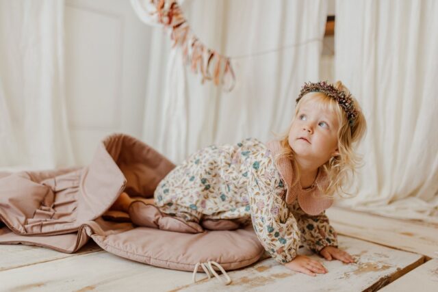 Śpiworek do przedszkola dla dziewczynki z falbankami różowy