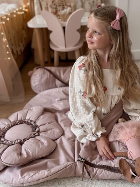 Śpiworek do przedszkola dla dziewczynki z falbankami różowy