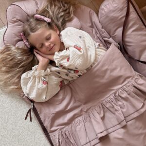 Śpiworek do przedszkola dla dziewczynki z falbankami różowy