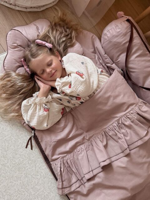 Śpiworek do przedszkola dla dziewczynki z falbankami różowy