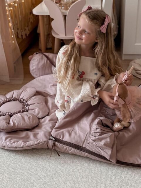 Śpiworek do przedszkola dla dziewczynki z falbankami różowy