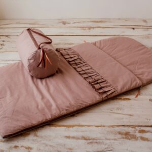 Śpiworek do przedszkola dla dziewczynki z falbankami różowy