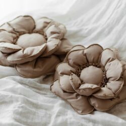 Bawełniana poduszka dekoracyjna kwiat boho beż rozmiar 40 zawieszka