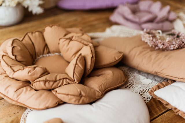 Bawełniana poduszka dekoracyjna kwiat carmelove rozmiar 50 zawieszka