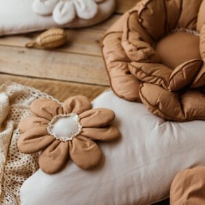 Bawełniana poduszka dekoracyjna kwiat carmelove rozmiar 50 zawieszka