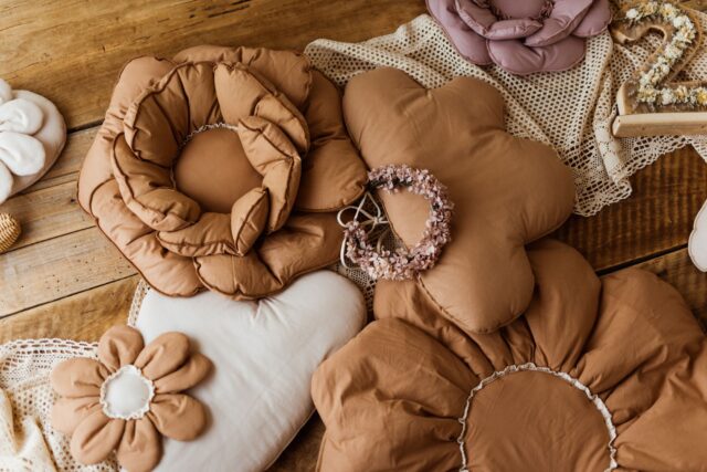 Bawełniana poduszka dekoracyjna kwiat carmelove rozmiar 50 zawieszka