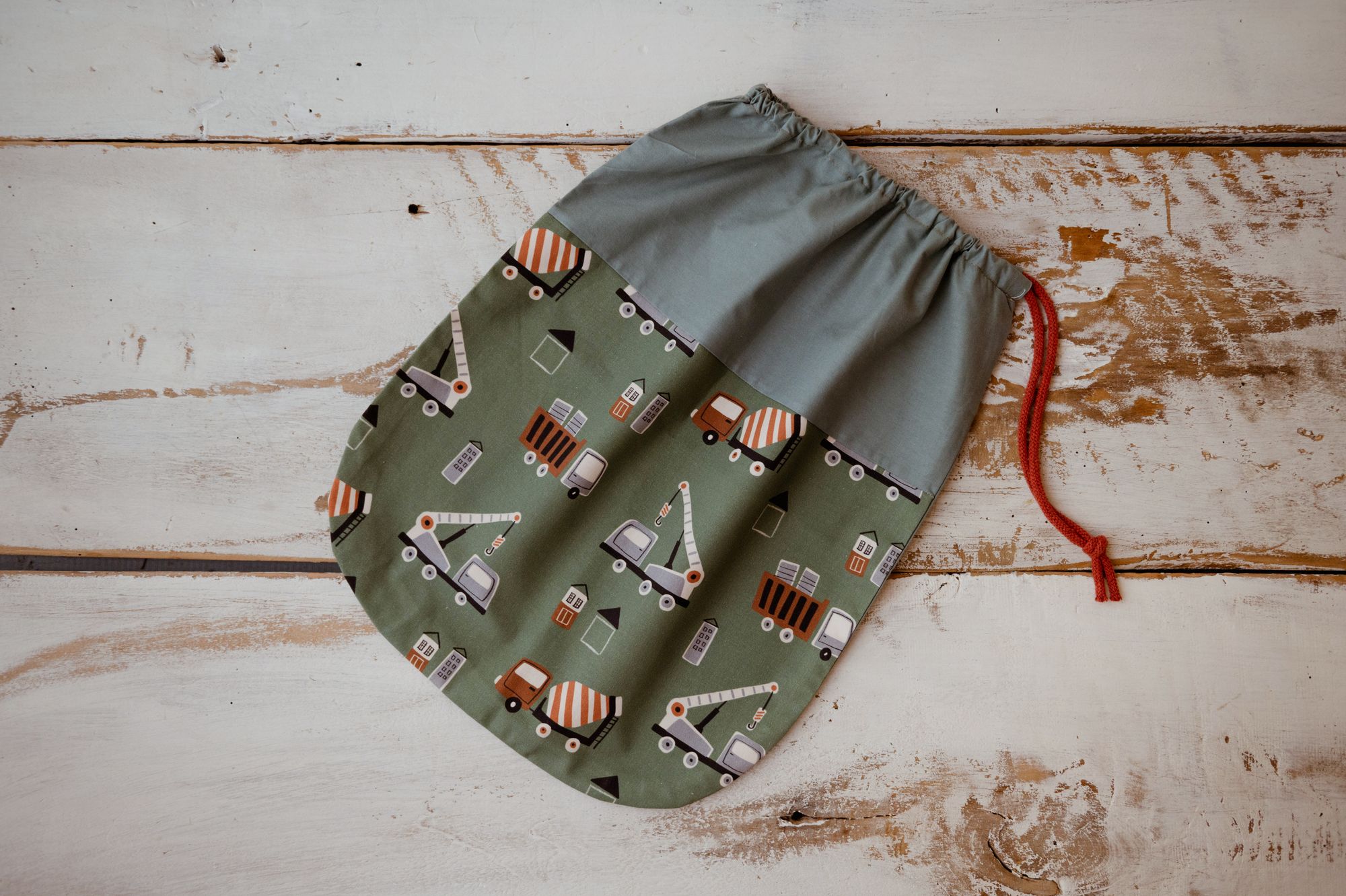 Bawełniany woreczek do przedszkola na rzeczy zamienne auta zielone szałwia