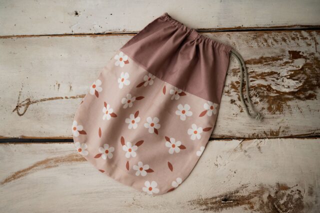Bawełniany worek w kwiatuszki na rzeczy zamienne i buciki do przedszkola retro