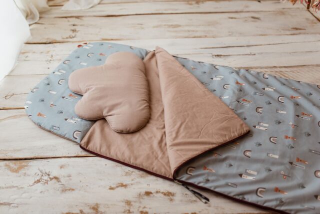 Bawełniany śpiworek dla chłopca do żłobka z poduszką