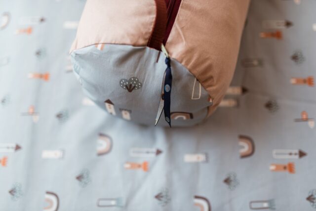 Bawełniany śpiworek dla chłopca do żłobka z poduszką