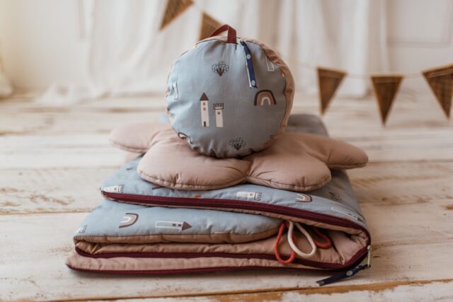 Bawełniany śpiworek dla chłopca do żłobka z poduszką