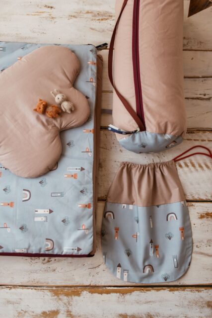 Bawełniany śpiworek dla chłopca do żłobka z poduszką