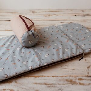 Bawełniany śpiworek dla chłopca do żłobka z poduszką