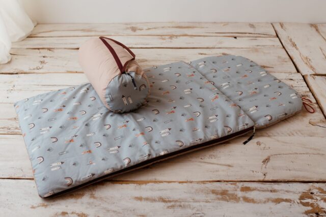 Bawełniany śpiworek dla chłopca do żłobka z poduszką